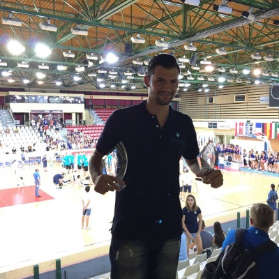 Tim &Scaron;kerbec z nagradama za najbolj&scaron;ega strelca in skakalca prvenstva.