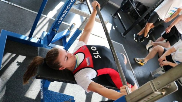 Katja Babič osvojila zlato na Svetovnem univerzitetnem pokalu v powerliftingu 2018